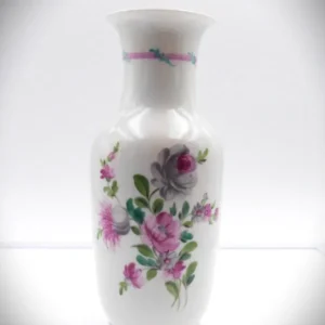 Antike Porzellanvase von SP Dresden mit handgemaltem Blumenbukett auf weißem Grund, schlanke Silhouette im Jugendstil
