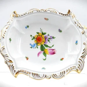 Oval geschwungene Herend Porzellan-Schale mit goldverzierter Barockkante und floralem Dekor im Zentrum, handbemalt