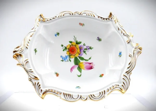 Oval geschwungene Herend Porzellan-Schale mit goldverzierter Barockkante und floralem Dekor im Zentrum, handbemalt
