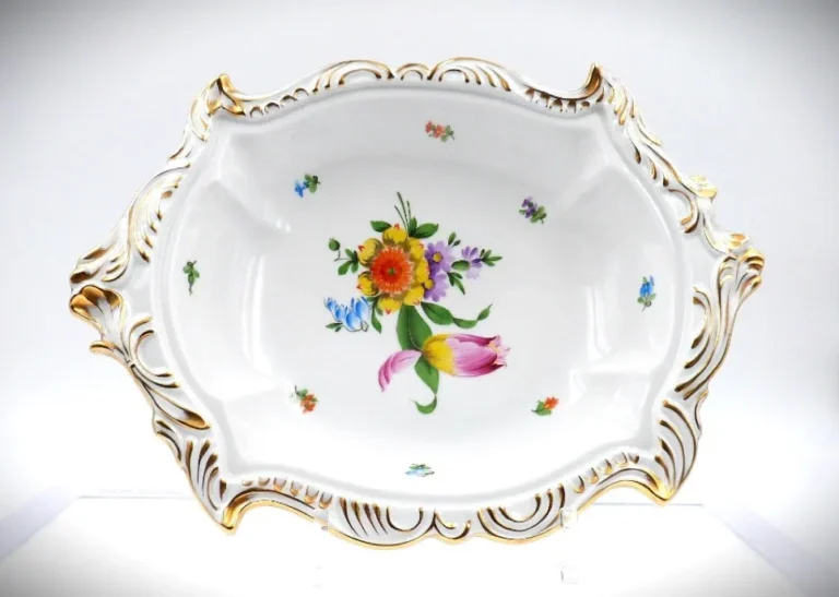 Oval geschwungene Herend Porzellan-Schale mit goldverzierter Barockkante und floralem Dekor im Zentrum, handbemalt