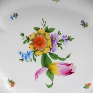 Detailansicht des handgemalten Blumenbouquets im Inneren der Herend Porzellan-Schale mit kräftigen Farben und filigraner Ausarbeitung