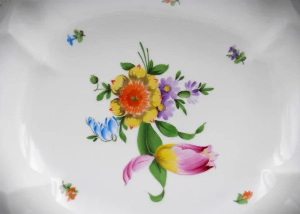 Detailansicht des handgemalten Blumenbouquets im Inneren der Herend Porzellan-Schale mit kräftigen Farben und filigraner Ausarbeitung