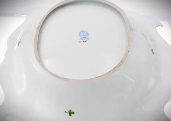 Unterseite einer Herend Porzellan-Schale mit blauem Manufaktur-Stempel, Seriennummer und handbemalten Kleeblattdekor