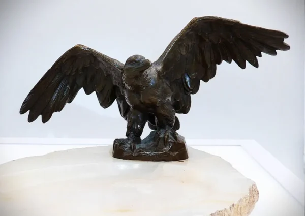 Quarzschale mit einem Adler aus Bronze - Frontansicht