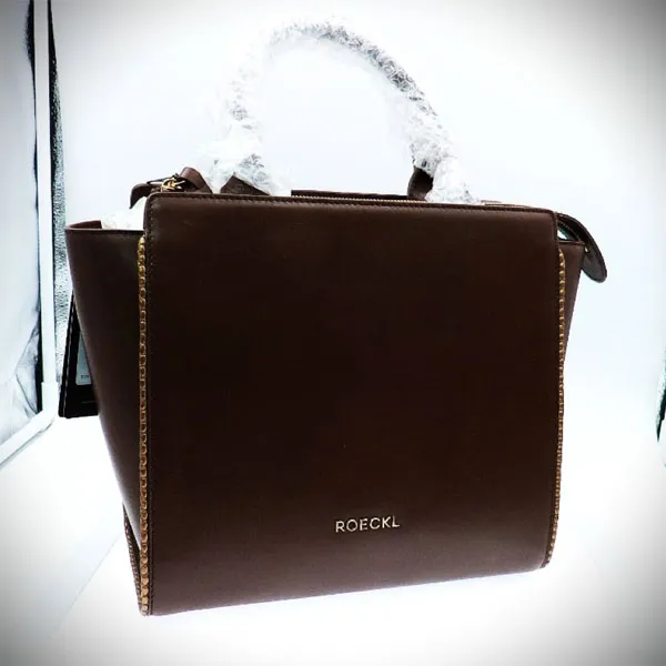 Frontansicht Elegante braune Damenhandtasche von Roeckl aus feinem Kalbsleder mit Rücktasche und Innenfächern, Modell „Regina“